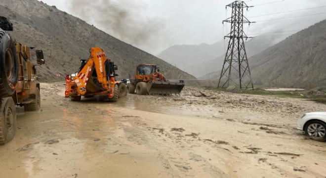 Hakkari-Van Karayolu nda heyelan